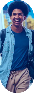 Estudante sorrindo com mochila nas costas
