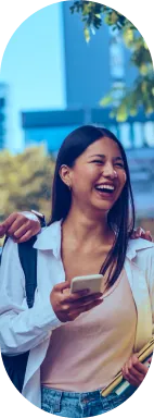 Estudante sorrindo segurando o celular