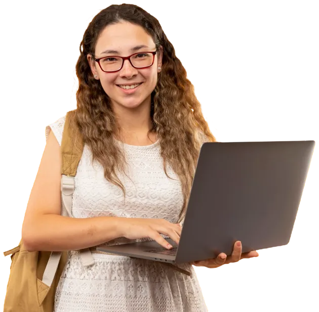 Estudante sorridente segurando um notebook