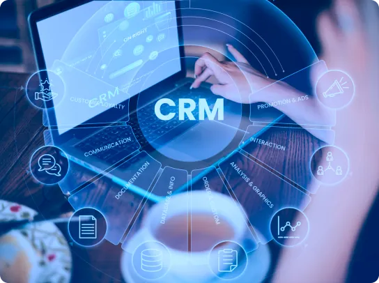 Pessoa usando notebook com ícones de CRM sobrepostos