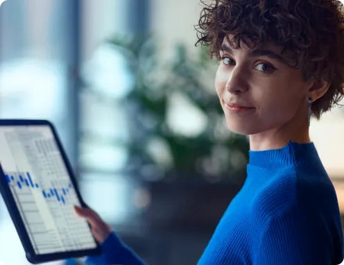 Mulher segurando tablet com gráficos