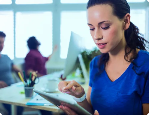 Mulher usando um tablet no escritório