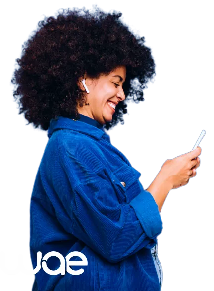 Mulher sorrindo usando o celular