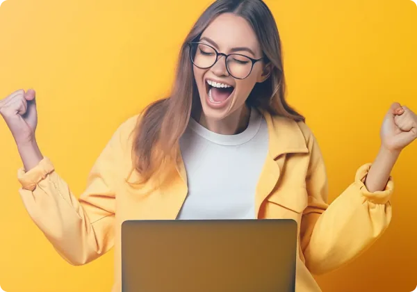 Mulher comemorando em frente ao notebook