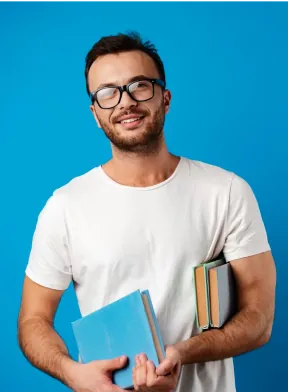 Estudante de óculos sorrindo segurando livros